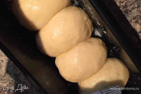 Разогреваем духовку до 180°C. Подошедшие булочки и хлебушек смазываем белком (оставшимся от крема) — чтобы крошка лучше прилипла.