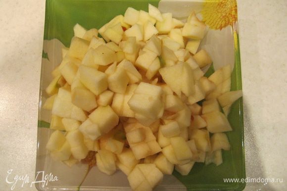 Яблоки очистить от кожуры и сердцевины. Нарезать небольшими кубиками.