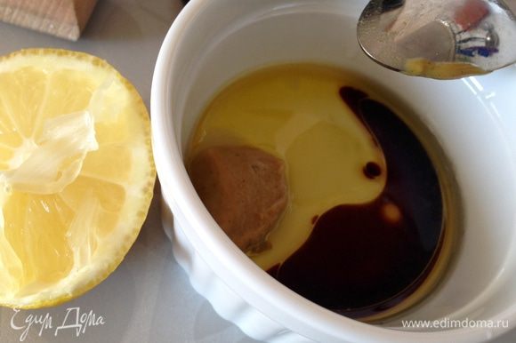Для заправки: смешать растительное (оливковое) масло, соевый соус, горчицу и сок лимона.