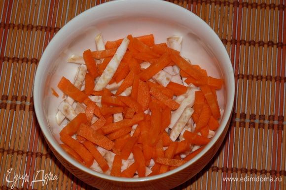 Тем временем нарезать соломкой корень сельдерея и морковь.