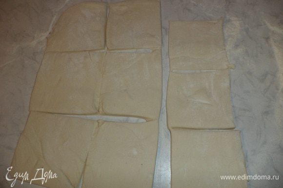 Слоеное тесто разморозить, раскатать в пласт толщиной 2 мм. Разрезать тесто на квадраты размером 10*10 см.