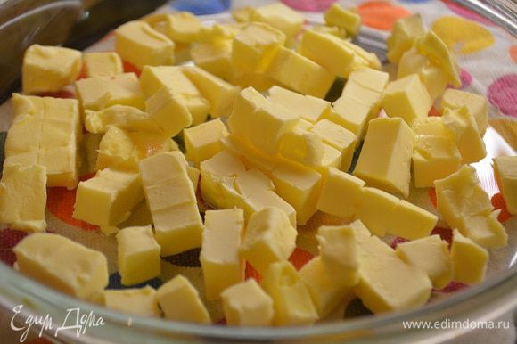 Сливочное масло нарезать мелкими кубиками 0,5х0,5 см. Убрать в морозилку на 10 минут.