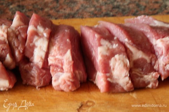 Нарезаем свиное филе на куски толщиной около 2 см.