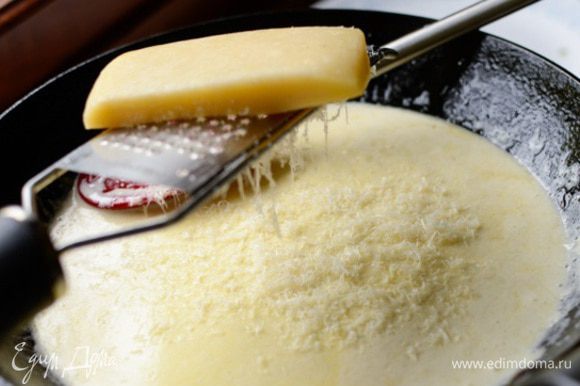 Налить в сковороду сливки и добавить натертый сыр. Перемешать, пока сыр не расплавится.
