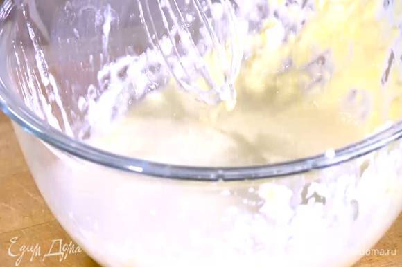 Сливочный сыр соединить с молоком, яйцами, ванильным экстрактом и предварительно размягченным сливочным маслом и взбить все блендером с насадкой-венчиком на низкой скорости.