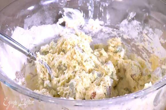В сливочно-молочную смесь добавить муку с ревенем и вымешать тесто.