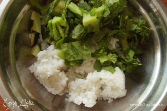 В большой миске смешать подготовленные овощи, зелень и отварной рис. Заправить и хорошо перемешать. Можно есть сразу, но мне понравилось, когда салат настоялся около часа в холодильнике.