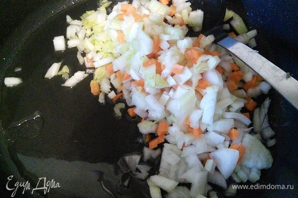 Пассеруем мелко нарезанные овощи в небольшом количестве подсолнечного масла.