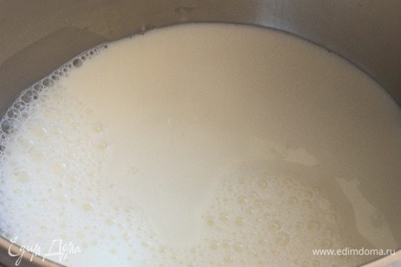 Молоко налейте в кастрюлю, добавьте сахар и соль, подогрейте на среднем огне до первых пузырьков (не доводя до кипения!!!).