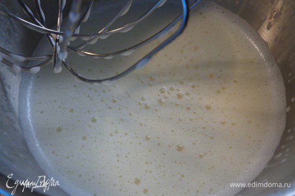 Когда молочная смесь в сотейнике закипит, в несколько порций влейте ее в желтковую смесь, каждый раз тщательно помешивая. Иначе желтки свернутся.