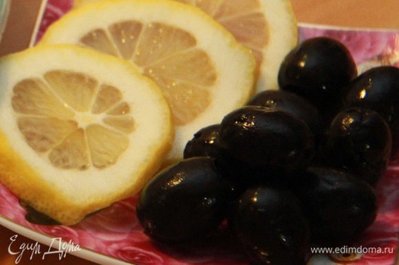 В готовую солянку добавить по вкусу маслины и ломтики лимона (лимон лучше добавлять в порционную тарелку).