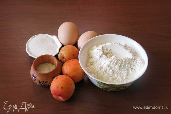 Абрикосы, мука, яйца, соль, сахар — для десерта. Сухари и масло — для присыпки формы.