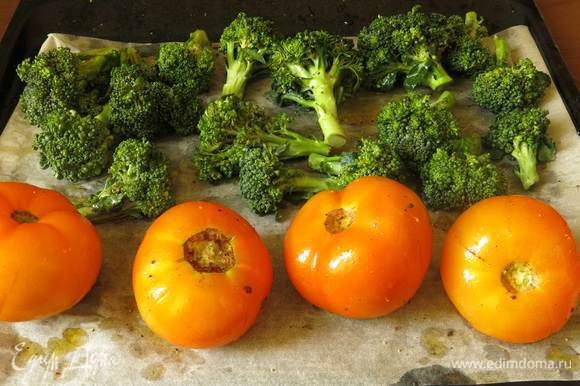 Моем овощи, надрезаем томаты, сбрызгиваем все маслом и перчим. Ставим на 250°C гриль на 6-7 минут, уменьшаем температуру до 200°C — пропекаем еще 12-13 минут. Время запекания капусты зависит от размера соцветий, небольшие будут готовы через 6-7 минут.