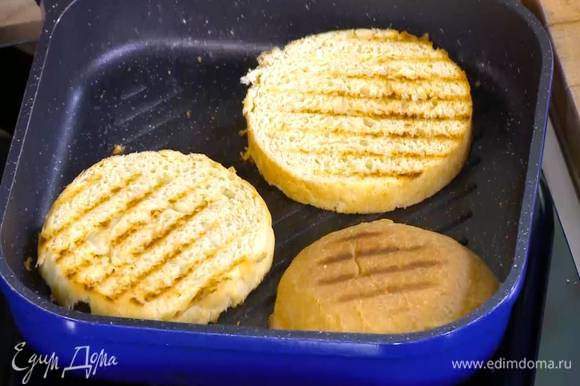 Разогреть сковороду-гриль и подсушивать хлеб до появления румяных полосок.