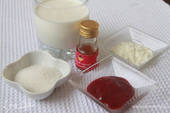 Для сливочного крема понадобится: 200 г сливок для взбивания 33% или выше, 2 ст.л. малинового пюре, 1 ч.л. ванильного экстракта, 3 ст.л. сахара, 1,5 ст.л. сухого молока.