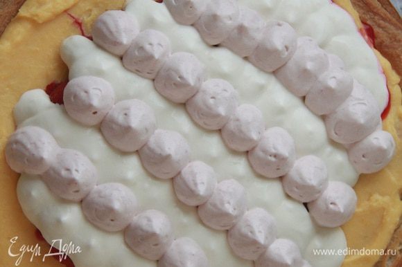 Поверх малины украсить торт взбитыми сливками, выдавливая крем кондитерским мешком насадкой звездочка. Чередовать белые и малиновые полоски сливок.
