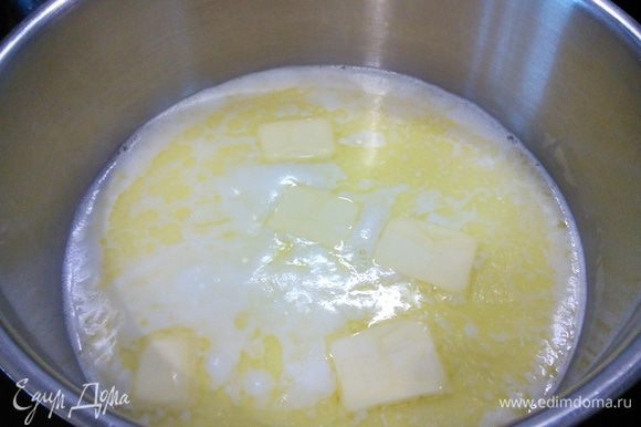 Заварное тесто: в кастрюльке на среднем огне довести смесь молока, воды, соли, сахара и масла до кипения. Масло должно полностью растаять.
