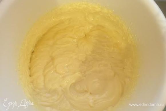 Масло и крем должны быть одинаковой температуры.Взбить масло. Постепенно начать добавлять крем, взбивать пока масса не станет однородной и пышной. Готовый крем отправить в холодильник на 2 часа.