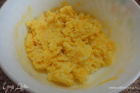 Домашний сыр, тертый твердый сыр смешать с яйцом. Перец нарезать произвольно полосками или кусочками.