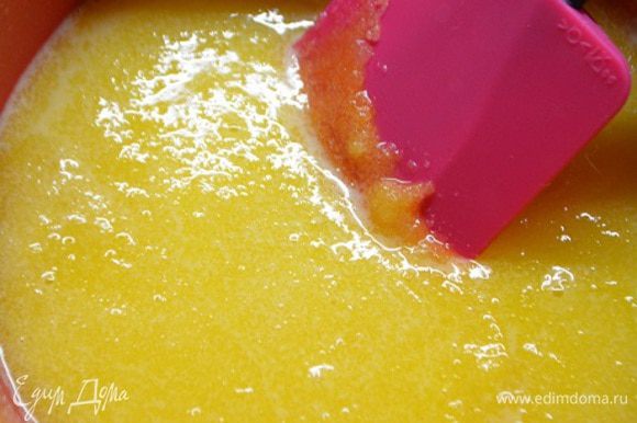 Яйца разделить на желтки и белки. Желтки растереть с сахаром.