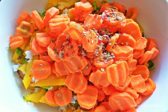 Высыпать морковь с кориандром к перцам.