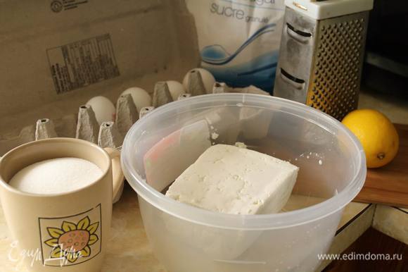 Пирог готовится быстро, потому приготовим ингредиенты и сразу включим духовку разогреться на 200°С.