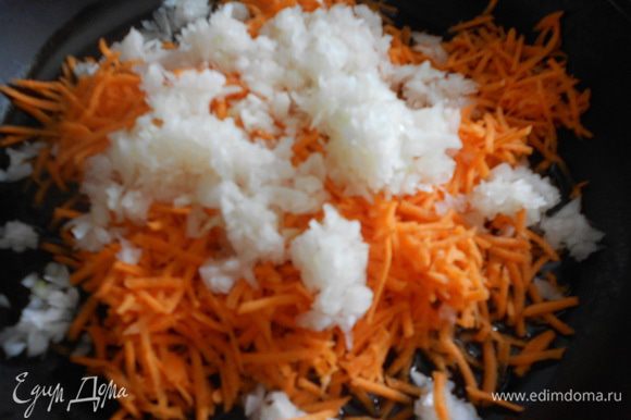 На сковороду налить подсолнечное масло, положить тертую морковь и измельченный лук. Обжариваем до готовности: лук станет прозрачным, морковь — мягкой.