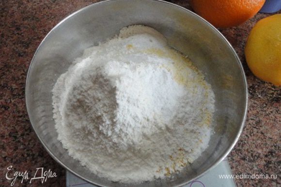 Соединить кукурузную муку с разрыхлителем. Я от себя добавила щепотку соли. Включить духовку для разогрева до 180°С.