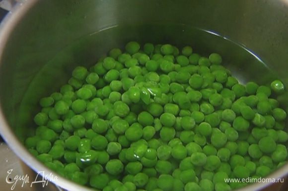 Зеленый горошек предварительно разморозить, затем отварить в кипящей воде до мягкости (но не переварить!), воду слить в другую кастрюлю.