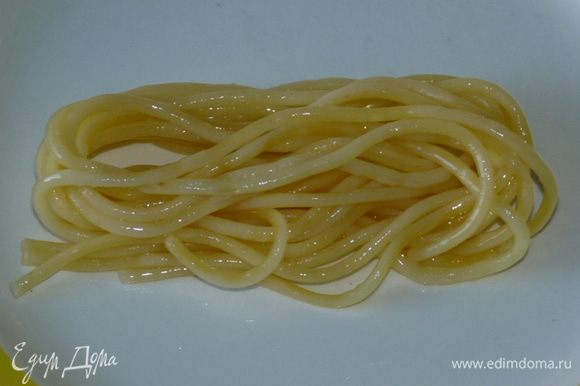 Спагетти разделить на восемь частей и сложить каждую часть втрое «моточком».