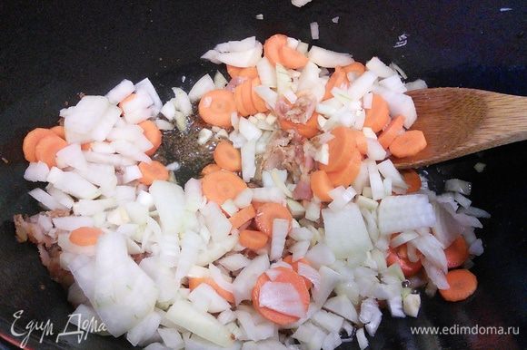 В этом же масле обжарить бекон, лук, чеснок и морковь.