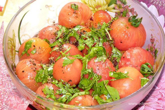 Залить помидоры, накрыть пищевой пленкой и поставить в холодильник минимум на 3 часа (у меня получилось на ночь). Чем дольше маринуются, тем насыщеннее вкус.
