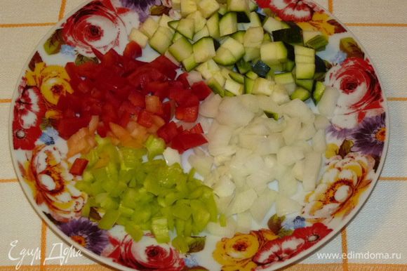 Тем временем овощи нарезать кубиками. Цукини посолить. Немного болгарского перца оставить для украшения.