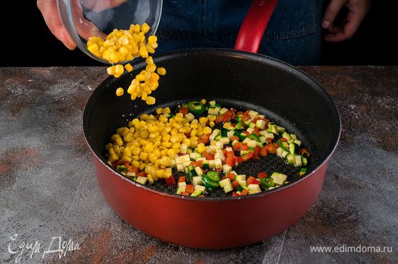 Разогреть в сковороде 2 ст. ложки оливкового масла и обжарить перец. Цукини, нарезанный кубиками перец чили и кукурузу и выложить к перцу.