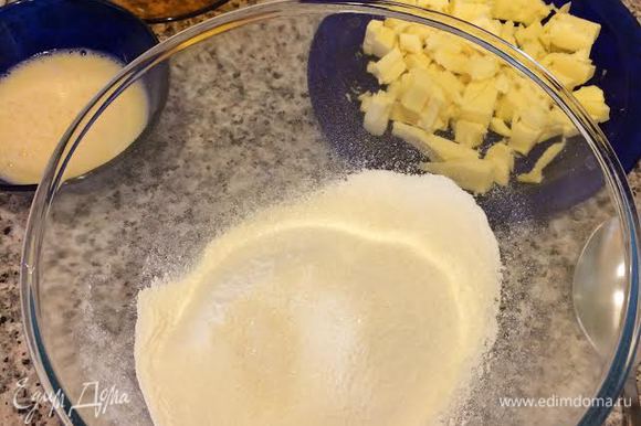 Муку просеять в миску, добавить сахар, соль.