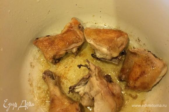 Курицу разделать на порционные куски. В кастрюлю с толстым дном налить масло, добавить курицу, посолить и обжарить с двух сторон до румяной корочки.
