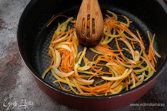 Лук и морковь нарезать тонкой соломкой, обжарить на оливковом масле. Режем соломкой свежий огурец.