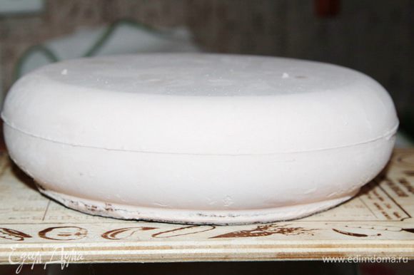 Переворачиваем торт на бисквит и рукой, слегка, проводим по всей поверхности. Это нужно для того, чтобы убрать с поверхности иней.