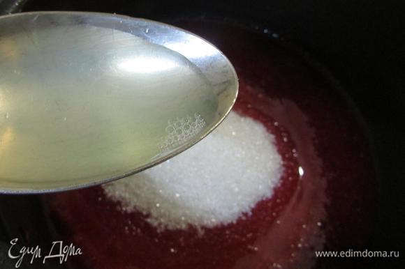 Выложить в сотейник протертую ягоду, добавить сахар, влить ложку лимонного сока. И поставить на медленный огонь. Довести массу до кипения и полного растворения сахара.