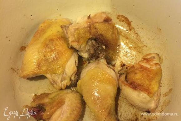В кастрюле с толстым дном нагреть 1 ст. л. оливкового масла и обжарить курицу со всех сторон (5-10 минут). Достать и переложить курицу на тарелку.