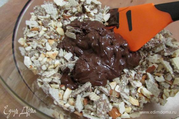 Шоколад с орехами растопить на водяной бане и соединить с ореховой смесью.