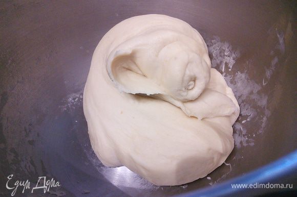 Влить дрожжевое молоко и замесить гладкое, эластичное тесто. Накрыть пищевой пленкой и поставить в теплую духовку на расстойку на 1 час.
