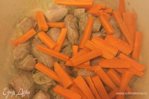 Добавить морковь, тушить 5 — 6 минут.
