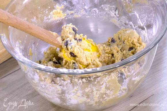 Муку перемешать с содой и солью, добавить шоколадные капли, затем масляную смесь и вымешать тесто.