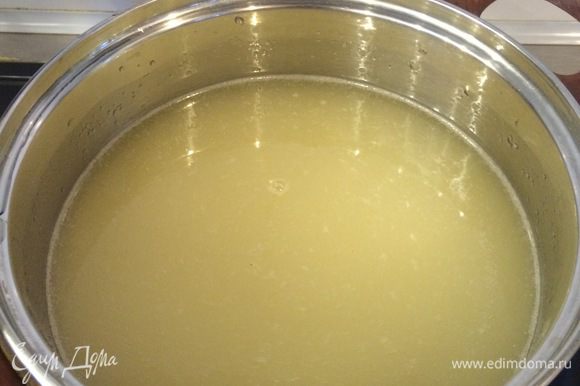 Теперь готовим сироп. В отдельной кастрюльке смешиваем 100 — 150 мл воды с лимонным соком и добавляем туда 500 г сахара. Доводим до кипения.