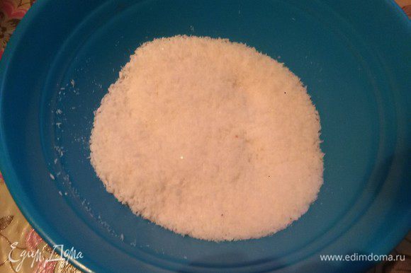 Делаем начинку: соединяем белую кокосовую стружку с сахаром и перемешиваем.