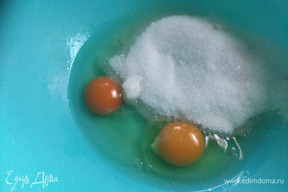 Взбиваем яйца с сахаром с помощью миксера.