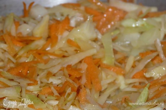 Возьмите сковороду, добавьте немного подсолнечного масло и обжарьте капусту с морковью. Далее переложите в кастрюлю.