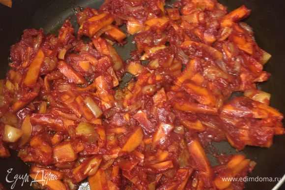 Нарезаем соломкой морковь, лук и обжариваем на среднем огне в течение трех минут. Затем добавляем томатную пасту и измельченный чеснок и еще обжариваем полминуты.