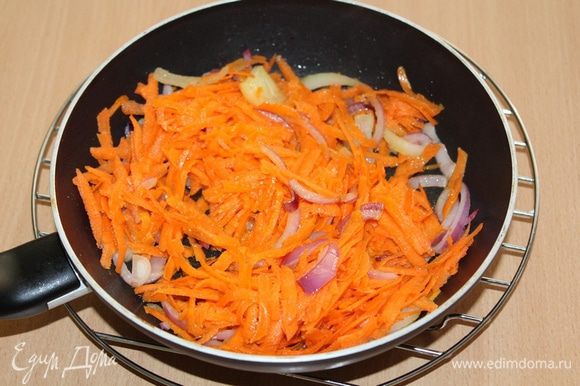 Спассеровать лук на раскаленном растительном масле, добавить натертую на крупной терке морковь.
